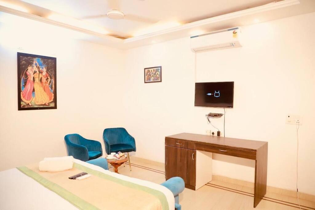 Divine India Service 3bhk,j-171 Saket Apartment *