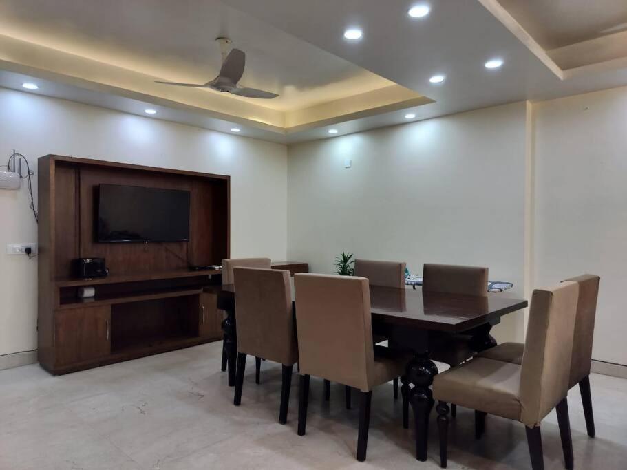 Divine India Service 3bhk,j-171 Saket * New Delhi