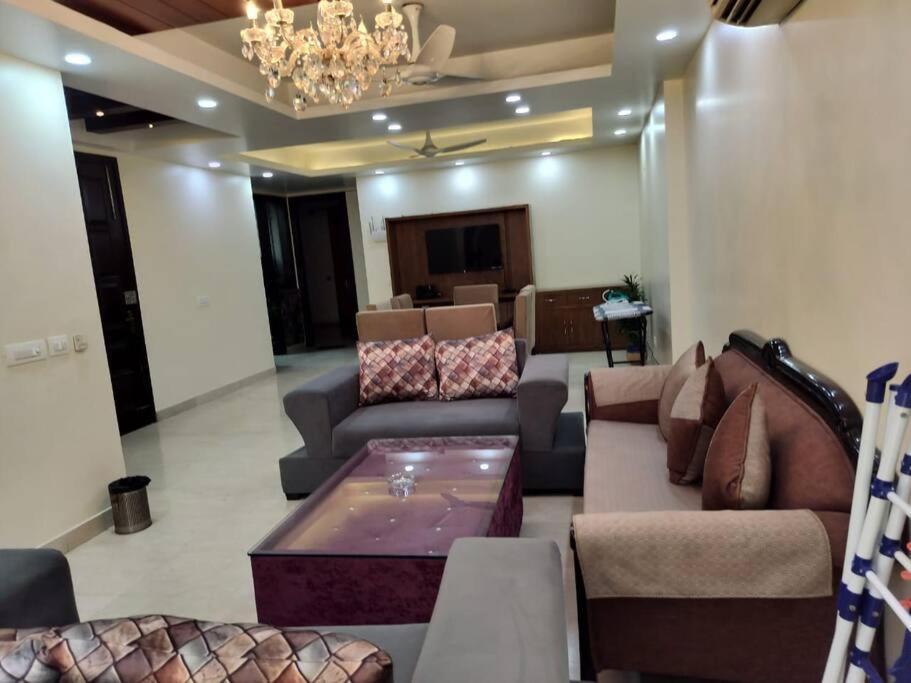 Apartment Divine India Service 3bhk,j-171 Saket *