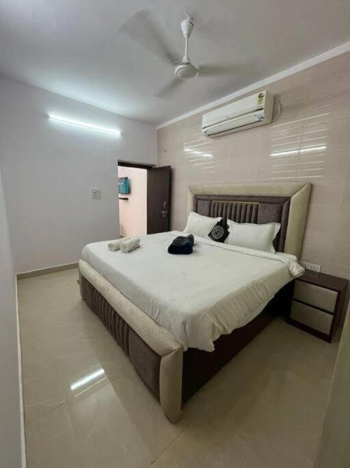 Divine India Service 3bhk,j-171 Saket Apartment