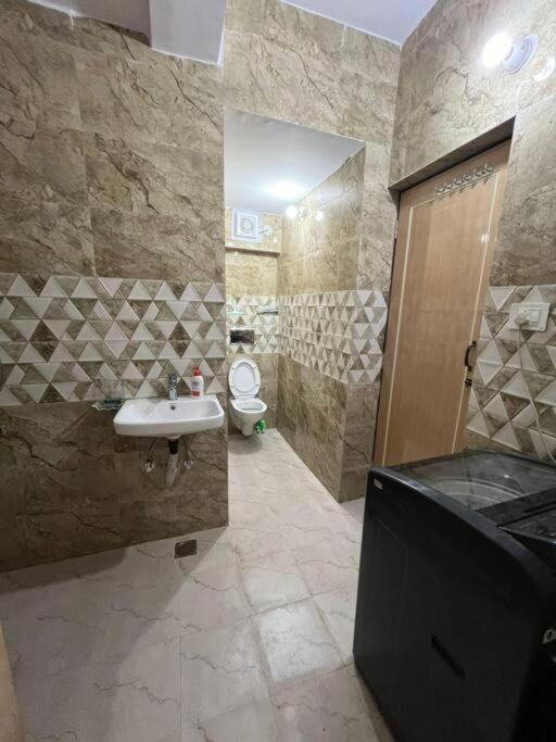 Apartment Divine India Service 3bhk,j-171 Saket